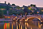 Namur, Zitadelle mit Pont de Jambes im Abendlicht, Meuse, Maas, Vallée de Meuse, Wallonische Region, Provinz Namur, Belgien, Europa
