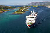 Blick auf Broennöysund und die MS, Vesteralen, der Hurtigruten, Schärengarten, Helgeland, Provinz Nordland, Nordland, Norwegen, Europa