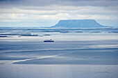 Blick vom Sjonfellet auf den Sjonafjord und die Felseninsel Lovunden, Provinz Nordland, Nordland, Norwegen, Europa