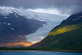 Vestisen des Svartisengletschers über dem Holandsfjord, Provinz Nordland, Nordland, Norwegen, Europa