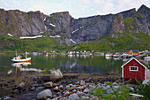 Rorbuer und altes Fischerboot im Dorf Reine, Lofoteninsel Moskenes, Lofoten, Provinz Nordland, Nordland, Norwegen, Europa