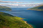 Blick auf den Sjonafjord und die Felseninsel Lovunden, Provinz Nordland, Nordland, Norwegen, Europa