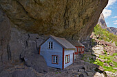 Helleren, Haus unter den Felsen, Joessingfjord, Provinz Rogaland, Vestlandet, Norwegen, Europa