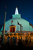 Pilger zur Poya (Vollmond) Feier an der Runaveli Dagoba, Anuradhapura, Kultur Dreieck, Sri Lanka