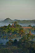 Morgenstimmungmit Dunst über Hügeln und Pagoden in Mrauk U, Myohaung nördlich von Sittwe, Akyab, Rakhine, Arakan, Myanmar, Burma