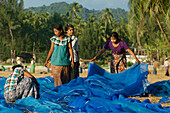 Frauen aus dem Fischerdorf Lonthar Village säubern Netze, Ngapali, bekanntester Badeort Burmas am Golf von Bengalen, Rakhine, Arakan, Myanmar, Burma