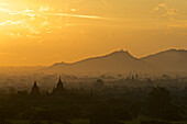 Morgendlicher Blick bei Sonnenaufgang über das Pagodenfeld in Bagan, Pagan, Myanmar, Burma