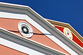 Typische Giebelhäuser in Symi Stadt, Symi, Dodekanes, Südliche Ägäis, Griechenland