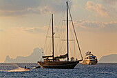 Sonnenungergang  an der Platja de ses Illetes mit Ibizas Cala d'Hort, Formentera, Balearen, Spanien