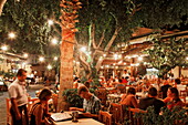 Restaurants auf dem Menekleous Platz in der historischen Altstadt von Rhodos Stadt, Rhodos, Dodekanes, Südliche Ägäis, Griechenland