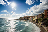 Strandpromenade und Surfer, Bogliasco, Provinz Genua, Riviera di Levante, Ligurien, Italien