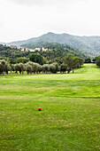 Golfball mitten auf dem Golfplatz, Garlenda, Provinz Savona, Riviera di Levante, Ligurien, Italien