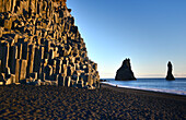 Reynisdrangar bei Vik, Südisland, Island