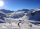 Auenfeld im Skigebiet von Warth am Arlberg, Winter in Vorarlberg, Österreich