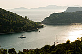 Segelboot in einer Bucht im Sonnenutergang, Sipanska Luka, Sipan, Elaphiten, Kroatien