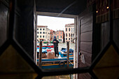 Blick aus einer Weberei auf Kanal mit Booten, Venedig, Venetien, Italien