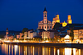 Danube, church of St. Paul and cathedral (right) at night, Passau, Lower Bavaria, Bavaria, Germany