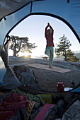 Yoga vor dem Zelt bei Sonnenaufgang Yosemite National Park, Kalifornien, USA