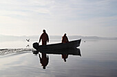 Binnenfischer auf dem Plöner See, Morgenstimmung, Plön, Ostholstein, Schleswig-Holstein, Deutschland