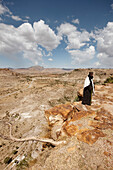 Priester blickt über Abbruchkante am Kloster Debre Damo, bei Adigrat, Tigray Region, Äthiopien