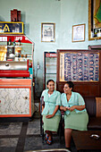 Zwei Kellnerinnen im Ethiopian Hotel, ältestes Café der Stadt, Gondar, Amhara Region, Äthiopien