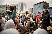 Pilgernder Mönch predigt auf der Strasse, Bole, Addis Abeba, Äthiopien