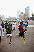 Fußballteam der Construction und Business Bank trainieren auf dem Masqal Platz am Abend, Addis Abeba, Äthiopien