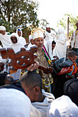 Priester erteilt Gläubigen den Segen, Bete Medhane Alem Felsenkirche, St.-Georgs-Kirche, Lalibela, Amhara, Äthiopien
