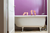 Gemischtrassige Mädchen spielen in der Badewanne, Portland, OR, USA