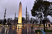 Hippodrom mit Sultan-Ahmet-Moschee am Abend, Istanbul, Türkei