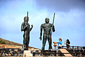 Bronzestatuen von Ayoze und Guise, Mirador Morro Velosa, Fuerteventura, Kanarische Inseln, Spanien