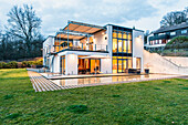 Villa im Bauhausstil in der Abenddämmerung, Sauerland, Deutschland