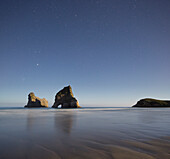 Archway Islands im Mondlicht, Wharariki Beach, Tasman, Südinsel, Neuseeland