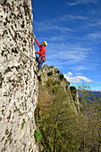 Mann klettert an einer Felswand, Penna di Lucchio, Lucchio, Apuanische Alpen, Toskana, Italien