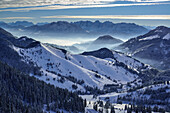 Sudelfeld mit Loferer Steinberge, Leoganger Steinberge und Kaisergebirge im Hintergrund, Wildalmjoch, Sudelfeld, Bayerische Alpen, Oberbayern, Bayern, Deutschland