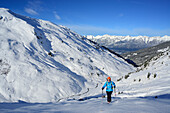 Frau auf Skitour steigt zum Kleinen Gilfert auf, Karwendel im Hintergrund, Kleiner Gilfert, Tuxer Alpen, Tirol, Österreich