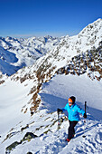 Frau steigt zum Gipfel der Agglsspitze auf, Pflerschtal, Stubaier Alpen, Südtirol, Italien