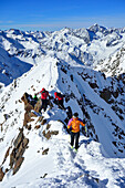 Skitourengeher steigen über Grat zum Gipfel der Agglsspitze auf, Pflerschtal, Stubaier Alpen, Südtirol, Italien