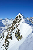 Frau steht auf Gipfel des Äußeren Hocheck, Pflerschtal, Stubaier Alpen, Südtirol, Italien