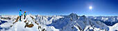 Zwei Frauen auf Skitour am Gipfelkreuz der Kuhscheibe, Wilde Leck und Ötztaler Alpen im Hintergrund, Stubaier Alpen, Tirol, Österreich