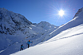 Zwei Frauen auf Skitour steigen zur Kuhscheibe auf, Stubaier Alpen, Tirol, Österreich