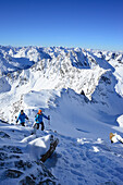 Zwei Frauen auf Skitour steigen zur Kuhscheibe auf, Ötztaler Alpen und Stubaier Alpen im Hintergrund, Kuhscheibe, Stubaier Alpen, Tirol, Österreich