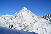 Zwei Frauen auf Skitour fahren von der Kuhscheibe ab, Schrankogel im Hintergrund, Kuhscheibe, Stubaier Alpen, Tirol, Österreich