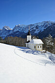 Snow-covered chapel of St Anthony, Kaisertal, Wilder Kaiser, Kaiser Mountains, Tyrol, Austria