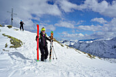 Zwei Skitourengeher am Gipfelkreuz, Schafsiedel, Kitzbüheler Alpen, Tirol, Österreich