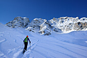 Skitourengeherin steigt zur Cristallo Scharte auf, Monte Cristallo im Hintergrund, Cristallo, Dolomiten, Belluno, Venetien, Italien