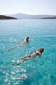 Paar schwimmt in der Blue Lagoon, Vourvourou, Sithonia, Chalkidiki, Griechenland