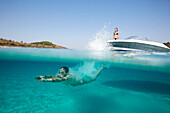 Mann badet in der Blue Lagoon, Diaporos Insel, Vourvourou, Sithonia, Chalkidiki, Griechenland