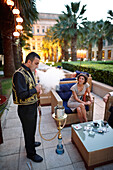 Mann serviert Wasserpfeife in der Bar Le Fumoir, Hotel Ciragan Palace Kempinski, Istanbul, Türkei