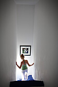 Frau geht Blaue Treppe in der Maison Des Terrasses hinunter, Hotel Les Andeols, Saint-Saturnin-les-Apt, Provence, Frankreich